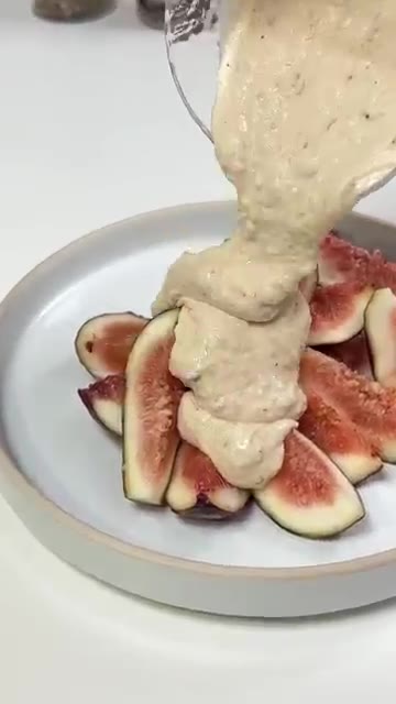 썰어둔 무화과 위에 두부 크림을 붓고 후추와 피스타치오를 뿌려 완성한다. — 무화과 먹고 30분 뒤에 배고팠던 분들 손! ✨🥭 #다이어트레시피 #무화과샐러드 #무화과디저트 #두부크림 #연두부