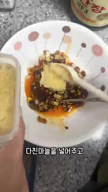 다진 마늘과 참기름을 넣고, 땅콩버터를 넣어 섞어줍니다. — 주 4회 먹는 탄탄면, 저장각 간단 레시피