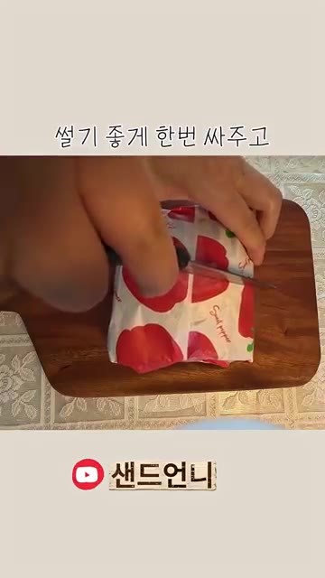 땅콩버터를 바른 식빵을 사과 위에 덮어 샌드위치를 완성한다. — 냉장고 방치된 사과, 그냥 먹지 말고 '이렇게' 하세요! 🍎