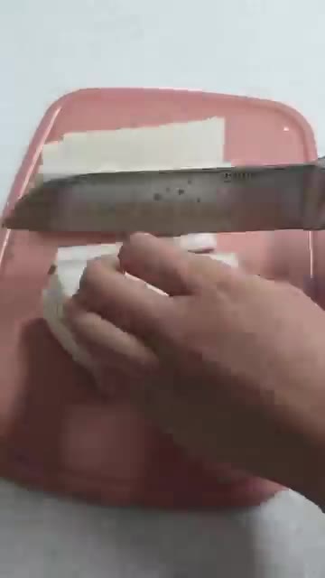 무를 얇게 썰어준다. — 김 무나물