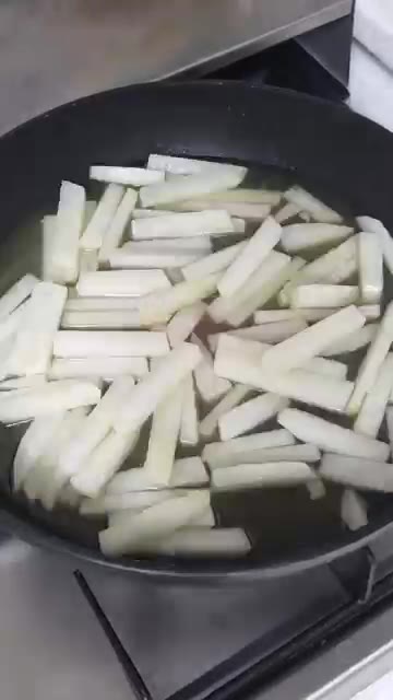 무가 투명해지면 참기름, 국간장, 다진 마늘을 넣고 볶는다. — 김 무나물