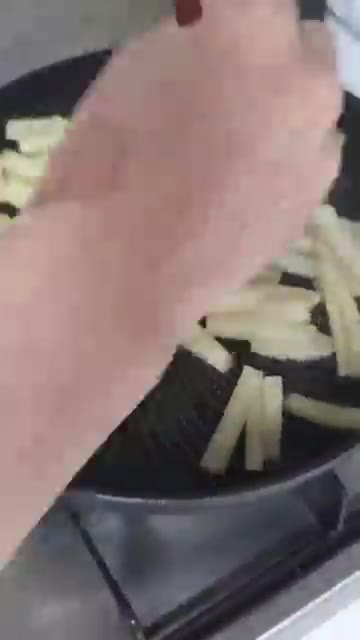 깨소금을 넣고 골고루 섞어준다. — 김 무나물