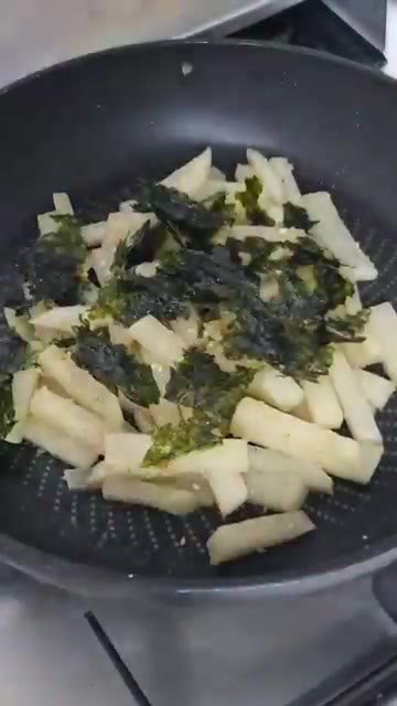 마지막으로 김가루를 뿌려 완성한다. — 김 무나물