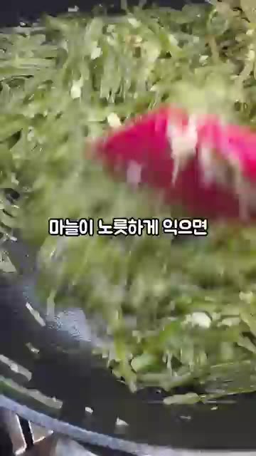 염장 미역줄기를 물에 10~30분 정도 담가 간기를 빼주세요. — 미역줄기볶음