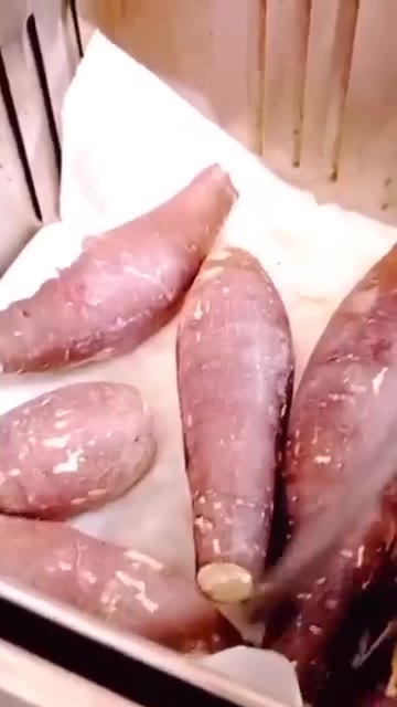 고구마를 뒤집어 다시 200도에서 15분간 돌린다. — 에어프라이어 꿀고구마 만들기