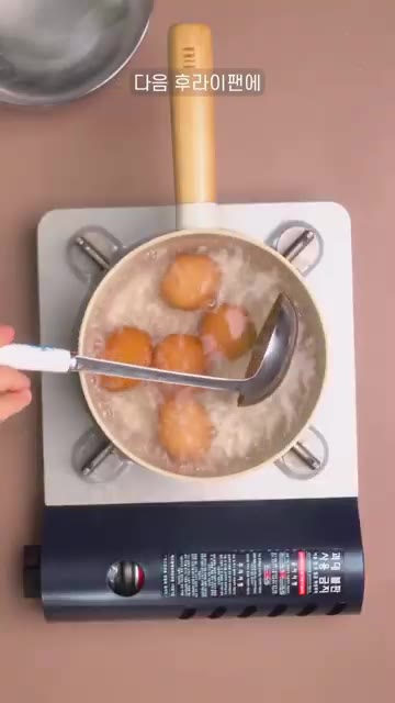 프라이팬에 식용유 4큰술을 두르고 삶은 계란을 넣어 노릇하게 구워줍니다. — 미쳐버린 구운 계란 카레 만들기