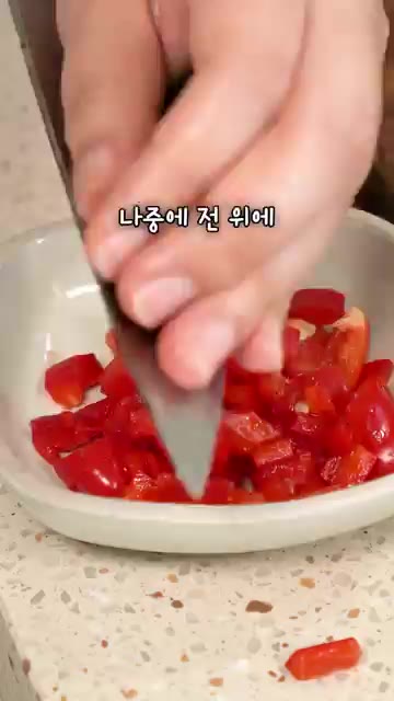 매운 것을 좋아하면 청홍고추도 잘게 썰어 준비해주세요. — 멈출 수 없는 깻잎 새우전 레시피