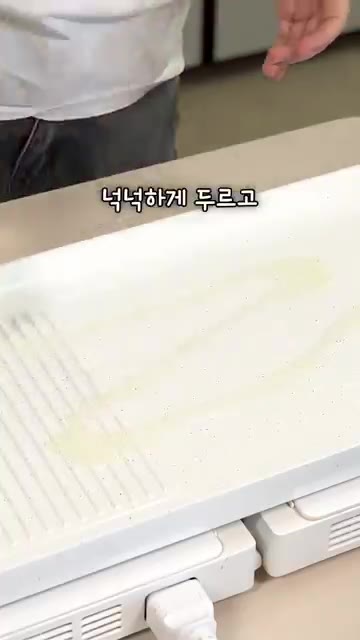 팬에 오일을 넉넉히 두르고 예열해주세요. — 멈출 수 없는 깻잎 새우전 레시피