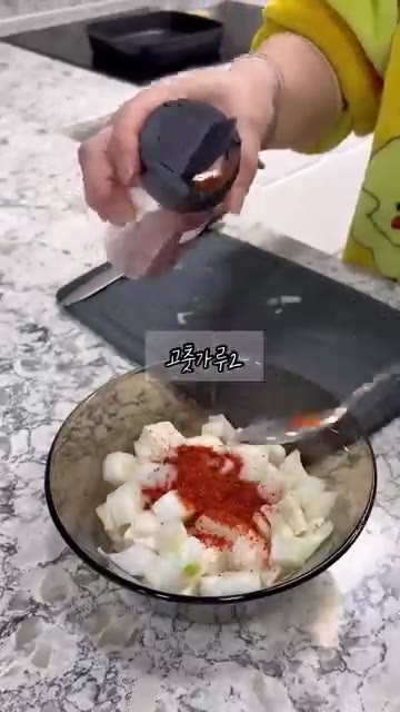썰어둔 두부와 양파에 고춧가루 2, 간장 1, 알룰로스 1, 참기름… — 초간단 5분 영양 가득 두부 양파 볶음밥 레시피