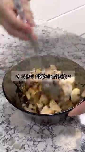 모든 재료를 넣고 비벼주면 5분 안에 완성되는 초간단 볶음밥입니다. — 초간단 5분 영양 가득 두부 양파 볶음밥 레시피