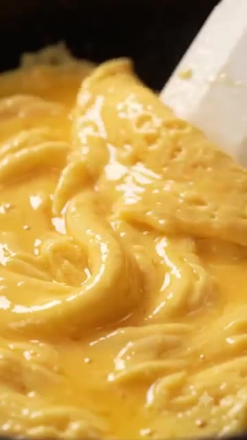 간장을 넣고 볶는다. — 부추 계란볶음 🥚🍳👍