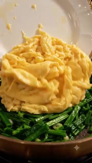 계란을 풀어 팬에 넣고 스크램블 에그를 만든다. — 부추 계란볶음 🥚🍳👍