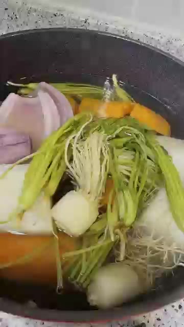 냄비에 물을 붓고 무, 양파, 당근, 대파를 넣고 끓인다. — 야채 간장소스 만들기