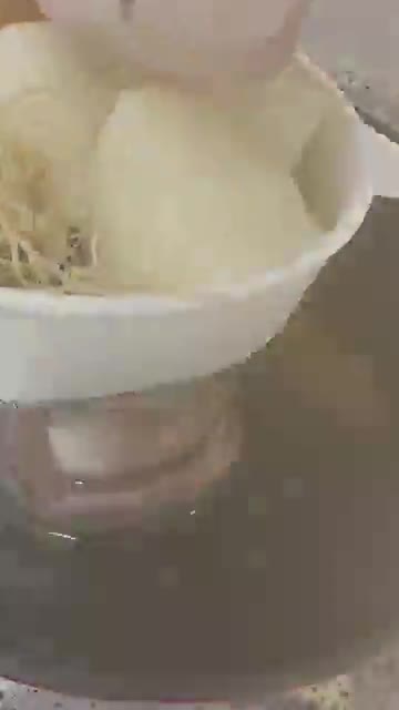 중불로 1시간 동안 끓여 야채 육수를 만든다. — 야채 간장소스 만들기