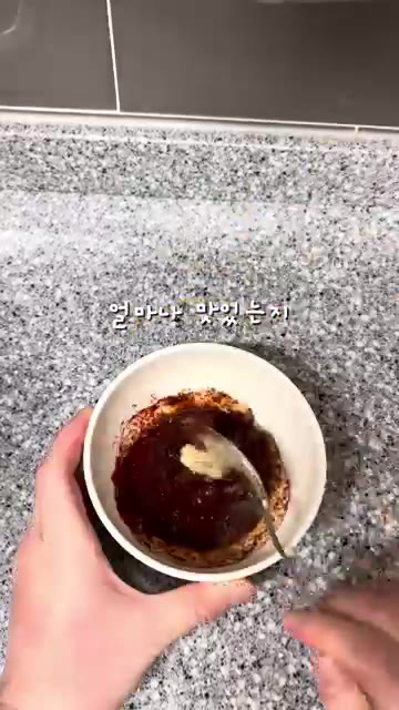 물기를 제거한 두부를 먹기 좋은 크기로 썰어 팬에 올리고 앞뒤로 노… — 정호영 셰프의 초간단 급식대가 두부조림 레시피