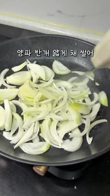 빵 두 장을 팬에 앞뒤로 노릇하고 바삭하게 구워줍니다. — 집에서 3천 원에 끝내는 5분 버섯 샌드위치