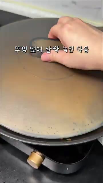 팬에 채 썬 양파를 넣고 노릇하게 볶다가 버섯을 넣고 소금과 후추로… — 집에서 3천 원에 끝내는 5분 버섯 샌드위치