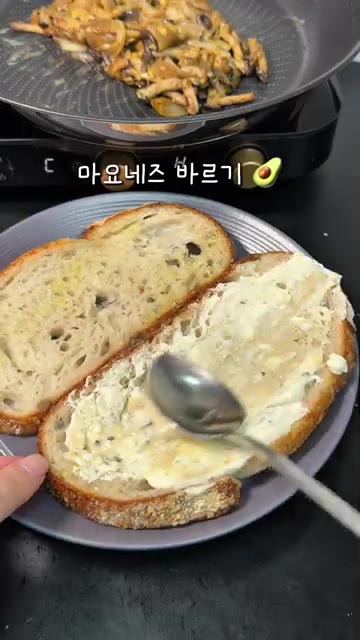 발사믹 식초 2큰술과 꿀 1큰술을 넣고 재료가 자작하게 졸아들 때까… — 집에서 3천 원에 끝내는 5분 버섯 샌드위치