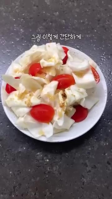 남은 소스를 위에 부어주면 간단하게 이자카야 양배추 샐러드가 완성됩니다. — 냉장고 속 양배추로 만드는 이자카야 양배추 샐러드