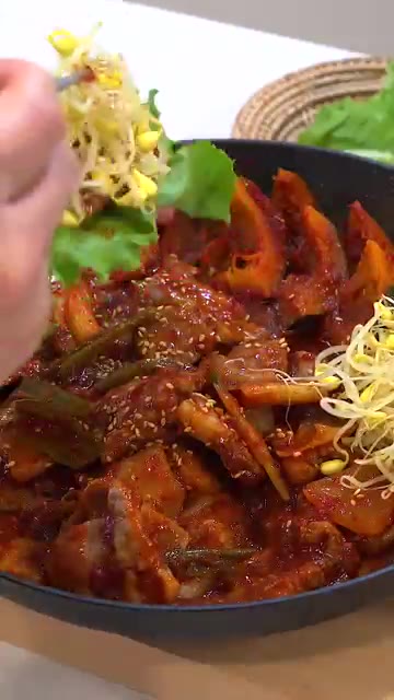 단호박은 반으로 잘라 씨를 제거하고 먹기 좋게 썰어줍니다. 단호박은… — 돼지목살 이렇게 만들어 보세요!