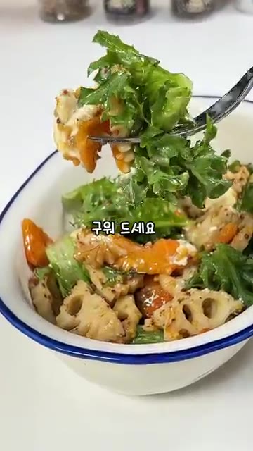 팬에 올리브 오일 1T를 두르고 연근과 단호박을 앞뒤로 노릇하게 굽는다. — 입 터짐 싹 잡는 구운 호박연근샐러드 ✨🌿