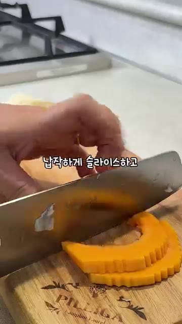 아삭한 잎채소를 먹기 좋게 뜯어 볼에 담는다. — 입 터짐 싹 잡는 구운 호박연근샐러드 ✨🌿