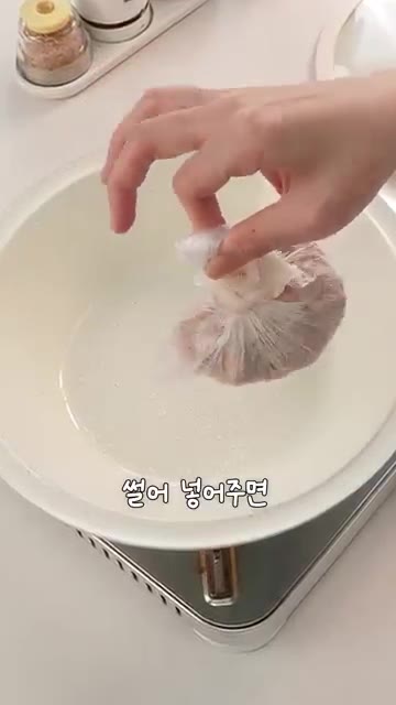 팬에 기름을 살짝 두르고 으깬 스팸을 넣어 노릇하게 볶아 감칠맛을… — 포인트는 딱 3개! 치즈밥🧀
