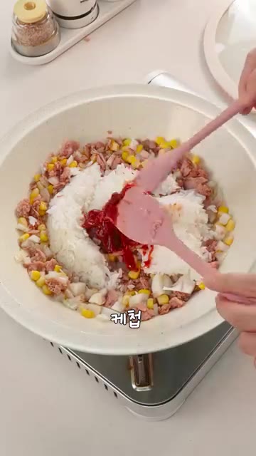 밥 한 공기를 넣고 고추장, 케첩, 간장, 설탕, 참기름을 넣어 골… — 포인트는 딱 3개! 치즈밥🧀