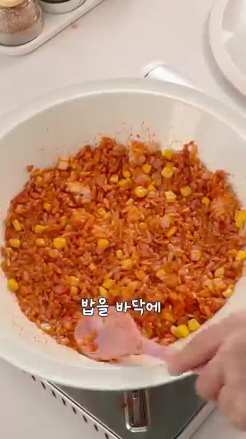 밥을 바닥에 꾹꾹 눌러 1-2분 정도 기다려 밑이 살짝 눌도록 한다. — 포인트는 딱 3개! 치즈밥🧀