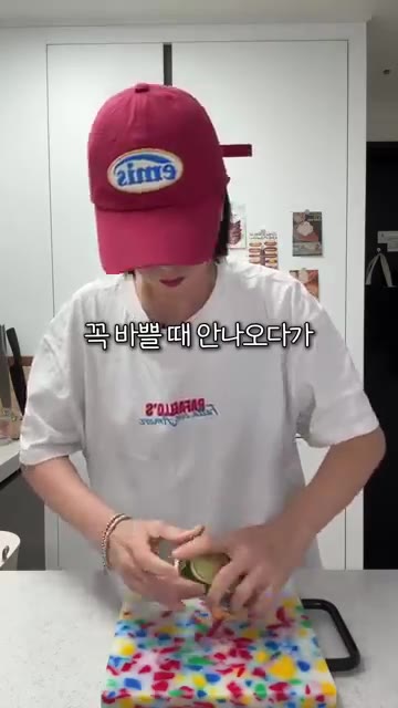 스팸을 꺼내 도톰하게 썰어 팬에 구워준다. — 5분 완성! 찬밥 스팸 계란말이밥 레시피