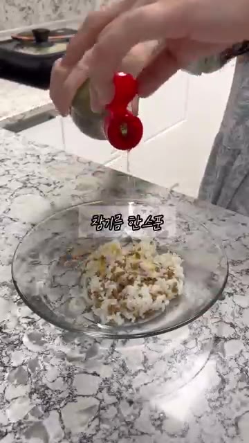 오이는 반 개를 준비해서 4등분한 후 씨를 제거하고 잘게 썰어주세요. — 다이어트 레시피 홍진경의 오이김밥