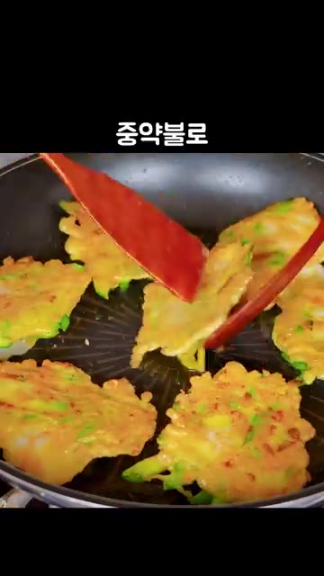 달군 팬에 기름을 두르고 반죽을 한 숟가락씩 떠서 중약불로 노릇하게… — 밀가루 없이 쫀득한 애호박 새우전 레시피
