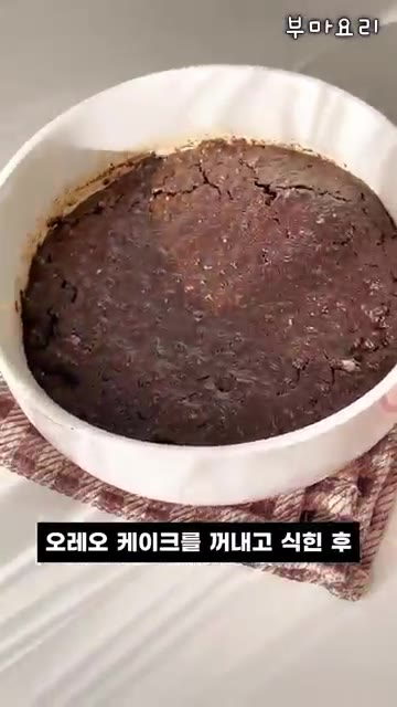 오레오 케이크를 꺼내 식힌 후, 마시멜로를 둥글게 돌려가며 가득 올… — 15분컷 에어프라이어 초간단 마시멜로 오레오 케이크!