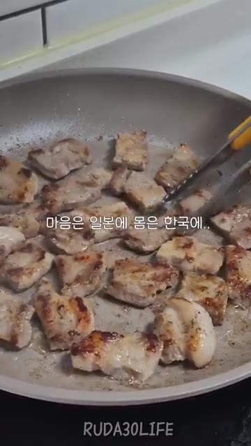 구운 돼지고기와 양배추를 접시에 담는다. — 퇴근 후 저녁: 30대 자취 일상