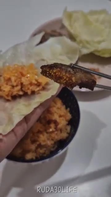 양배추에 밥과 고기를 올리고 한 입에 먹는다. 맛있게 잘 먹었다. — 퇴근 후 저녁: 30대 자취 일상