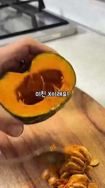 브리치즈는 삼각형 모양으로 썰어줍니다. — 구운 단호박 브리치즈 샐러드 레시피