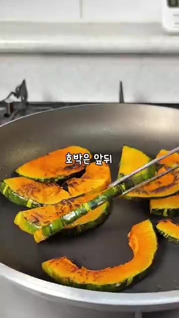 팬에 단호박을 앞뒤로 노릇하게 굽고, 브리치즈도 살짝 구워줍니다. — 구운 단호박 브리치즈 샐러드 레시피