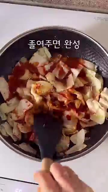 양배추가 노릇하게 익으면 고추장, 고춧가루, 설탕, 카레가루, 물을… — 양배추 한 통 순삭❗️매운맛 당길 때 양배추볶이 레시피