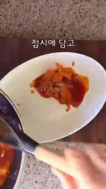 완성된 양배추볶이를 접시에 담고 삶은 달걀을 올립니다. — 양배추 한 통 순삭❗️매운맛 당길 때 양배추볶이 레시피