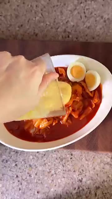 전자레인지용 볼에 치즈를 담아 1분간 돌려 녹인 후 잘 섞어 양배추… — 양배추 한 통 순삭❗️매운맛 당길 때 양배추볶이 레시피
