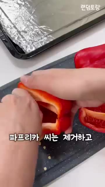 중불에 기름을 두르고 다진 양파와 마늘을 넣고 약 8분간 부드러워질… — 레전드 7스타 셰프의 영화 속 레시피?! 라따뚜이 만들기