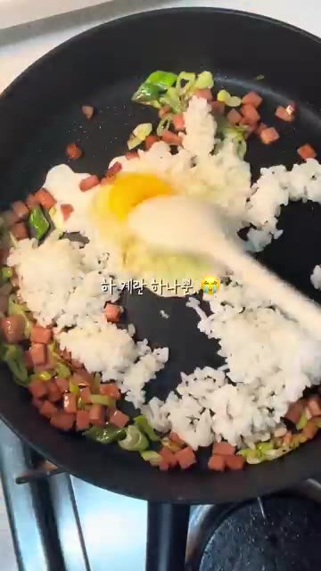 깍둑 썬 스팸을 넣고 함께 볶는다. — 간단한 도시락 계란 스팸 볶음밥 만들기