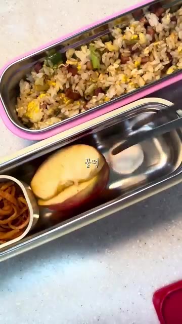 다른 칸에 김치와 꿀떡을 담는다. — 간단한 도시락 계란 스팸 볶음밥 만들기