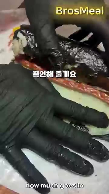 김발을 이용해 단단하게 말아준다. — 김밥 한 줄 가격 비교 체험