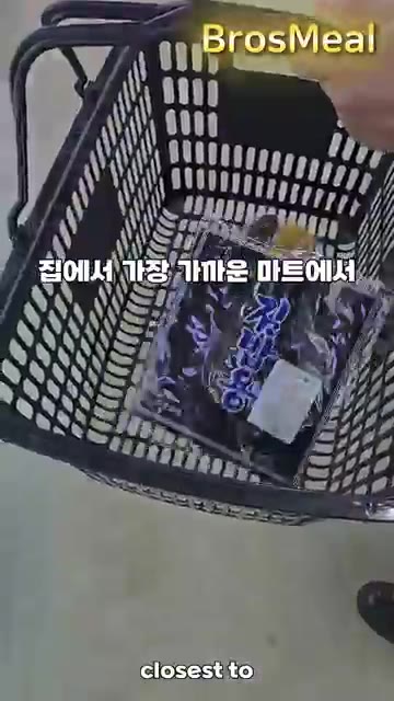 김밥 표면에 참기름을 바르고 먹기 좋은 크기로 썬다. — 김밥 한 줄 가격 비교 체험