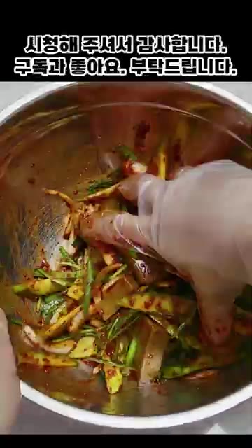 양념한 도토리묵에 깨를 뿌려 완성한다. — 간단한 여름 반찬 만들기: 쪽파무침, 양파김치, 도토리묵무침