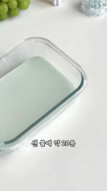 볼에 찹쌀가루, 옥수수전분, 설탕을 넣고 민트시럽과 우유를 부어 덩… — 청포도 모찌 만들기 요즘엔 이렇게 만들어요