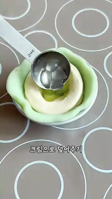 쪄낸 반죽에 버터를 넣고 길게 늘여가며 매끈하게 치대주세요. 반죽을… — 청포도 모찌 만들기 요즘엔 이렇게 만들어요