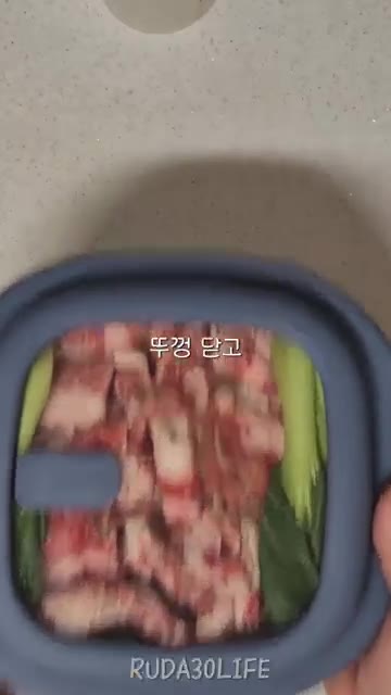 뚜껑을 닫고 전자레인지에 10분, 그리고 5분 더 돌립니다. — 전자레인지로 간단하게 야채찜