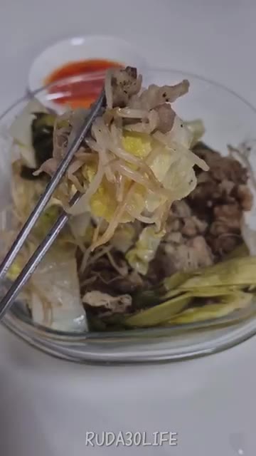 전자레인지로 조리된 야채찜을 그릇에 담아 완성합니다. — 전자레인지로 간단하게 야채찜